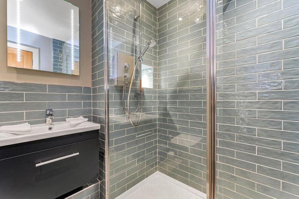 Boutique Modern Royal Mile Apartment Sleeps 4 Edimburgo Exterior foto